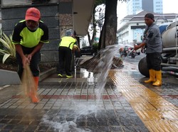 Petugas Bersihkan Pusat Kota Bandung Jelang Festival Asia Afrika