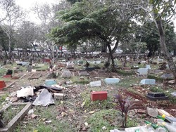 Dangdutan di Kuburan Bikin Penjaga Kewalahan