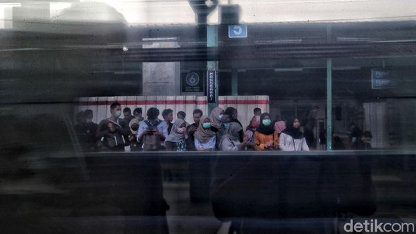 Menengok Aktivitas Penumpang KRL Jakarta-Bogor