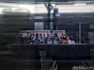 Menengok Aktivitas Penumpang KRL Jakarta-Bogor