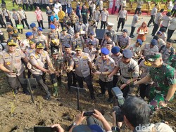 Kabaharkam Tanam Rumput Pencegah Longsor di Tanggul Sungai Porong
