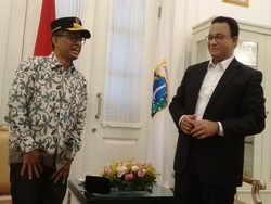 Kocak! Penjual Nasgor Dikira Anies Baswedan, Demonstran Beri Hormat