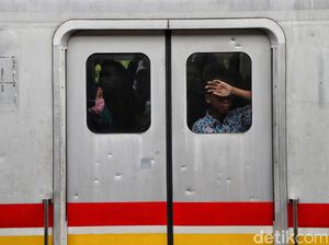 Video Gerbong KRL Berasap di Stasiun UP, Rute Jakarta-Bogor Terganggu