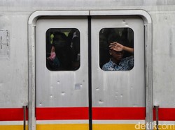 Video Gerbong KRL Berasap di Stasiun UP, Rute Jakarta-Bogor Terganggu