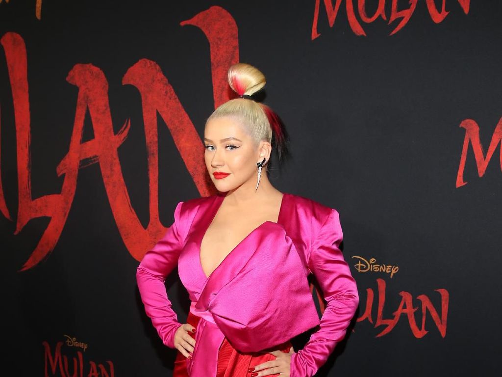 Pakai Boots Latex, Christina Aguilera Curi Atensi di Premier Mulan