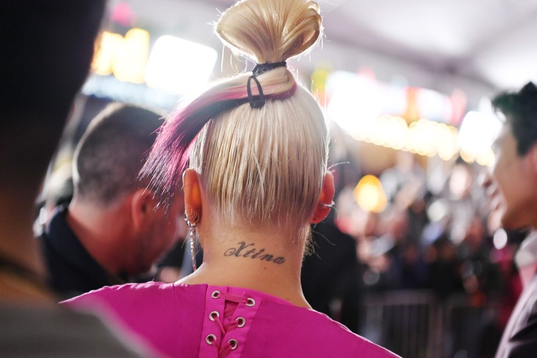 Untuk urusan rambut, penyanyi 39 tahun itu mengandalkan hair-do bergaya up-do yang mengekspos tato di belakang leher. Tato tersebut bertulisan Xtina, nama julukannya. (Foto: Getty Images)