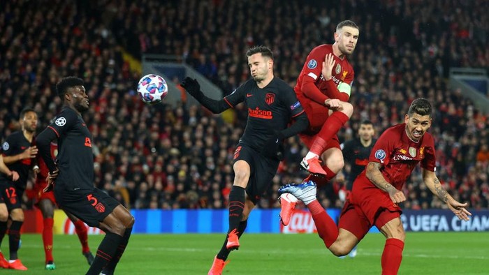LIVERPOOL, ENGLAND - MARCH 11: Saul Niguez of Atletico Madrid battles for possession with Jordan Henderson and li during the UEFA Champions League round of 16 second leg match between Liverpool FC and Atletico Madrid at Anfield on March 11, 2020 in Liverpool, United Kingdom.  (Photo by Julian Finney/Getty Images)