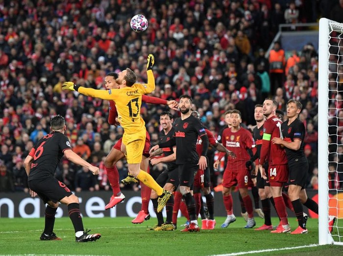 LIVERPOOL, ENGLAND - MARCH 11: Jan Oblak of Atletico Madrid makes a save during the UEFA Champions League round of 16 second leg match between Liverpool FC and Atletico Madrid at Anfield on March 11, 2020 in Liverpool, United Kingdom.  (Photo by Laurence Griffiths/Getty Images)