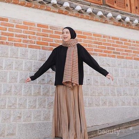  Warna  Jilbab  Yang  Cocok  Untuk  Baju  Belang Hitam  Putih 