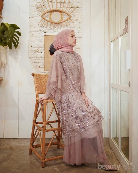 Cantiknya Influencer Hijab Dalam Balutan Gamis Brokat Modern