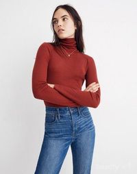 Mau Tampil Cantik dengan Turtleneck 