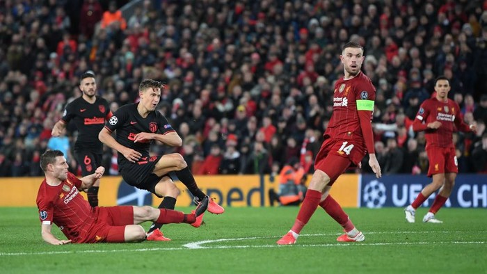 LIVERPOOL, ENGLAND - MARCH 11: Marcos Llorente of Atletico Madrid scores his teams second goal during the UEFA Champions League round of 16 second leg match between Liverpool FC and Atletico Madrid at Anfield on March 11, 2020 in Liverpool, United Kingdom.  (Photo by Laurence Griffiths/Getty Images)