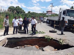 Jalan Nasional Kutai Timur-Bontang Kaltim Amblas, Lalu Lintas Lumpuh