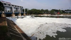 Sungai BKT di Marunda Berbusa
