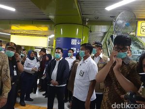 Bermasker, Erick Thohir-Kepala BNPB Pantau Disinfeksi di Stasiun Gambir