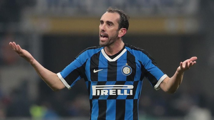 MILAN, ITALY - DECEMBER 06:  Diego Godin of FC Internazionale gestures during the Serie A match between FC Internazionale and AS Roma at Stadio Giuseppe Meazza on December 6, 2019 in Milan, Italy.  (Photo by Emilio Andreoli/Getty Images)