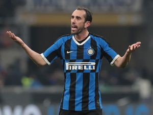 Godin di Depan Pintu Keluar Inter Milan