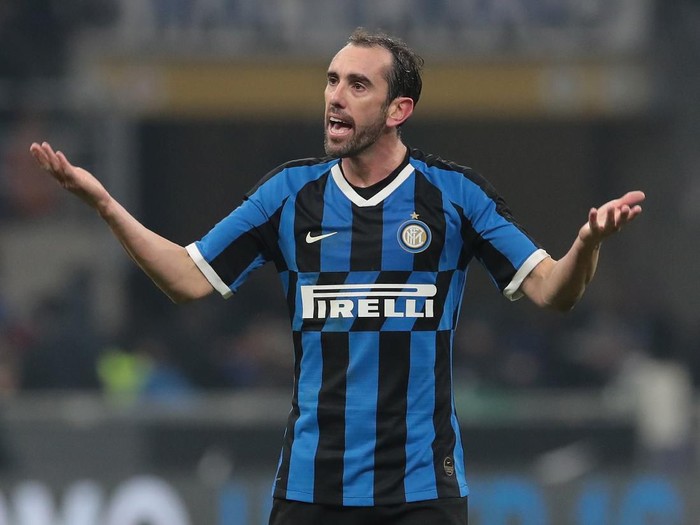 MILAN, ITALY - DECEMBER 06:  Diego Godin of FC Internazionale gestures during the Serie A match between FC Internazionale and AS Roma at Stadio Giuseppe Meazza on December 6, 2019 in Milan, Italy.  (Photo by Emilio Andreoli/Getty Images)