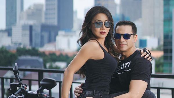 Mesranya Ari Wibowo dan Istri saat Pemotretan di Atas Motor Sport 