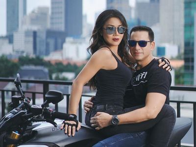Mesranya Ari Wibowo dan Istri saat Pemotretan di Atas Motor Sport 