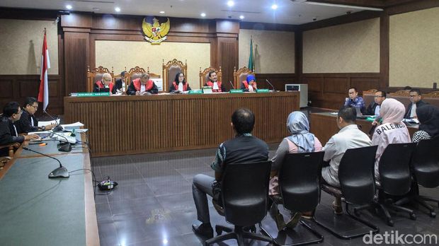 Artis Jennifer Dunn menjadi saksi dalam kasus korupsi Tubagus Chaeri Wardana alias Wawan. Jennifer duduk sebagai saksi bersama empat orang lainnya.