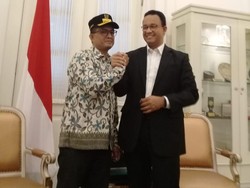 Suasana Saat Anies Baswedan Didatangi Kembarannya di Balai Kota
