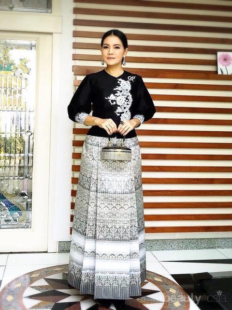 6 Tutorial Rok Lilit Batik yang Praktis untuk Kondangan