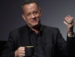 Tom Hanks Tolak Tawaran Terbang ke Antariksa dari Jeff Bezos