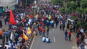 Blokade Jalan, Buruh dan Mahasiswa Tolak RUU Omnibus Law