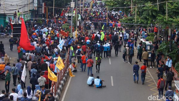 Blokade Jalan, Buruh dan Mahasiswa Tolak RUU Omnibus Law