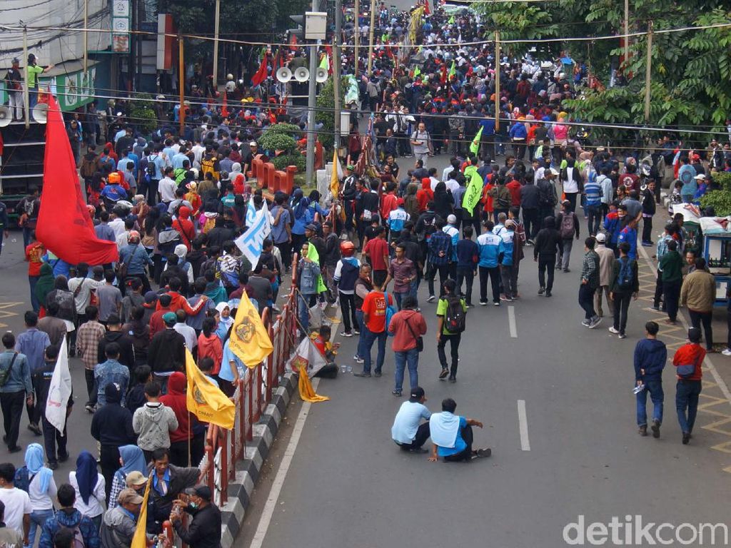 Blokade Jalan, Buruh dan Mahasiswa Tolak RUU Omnibus Law