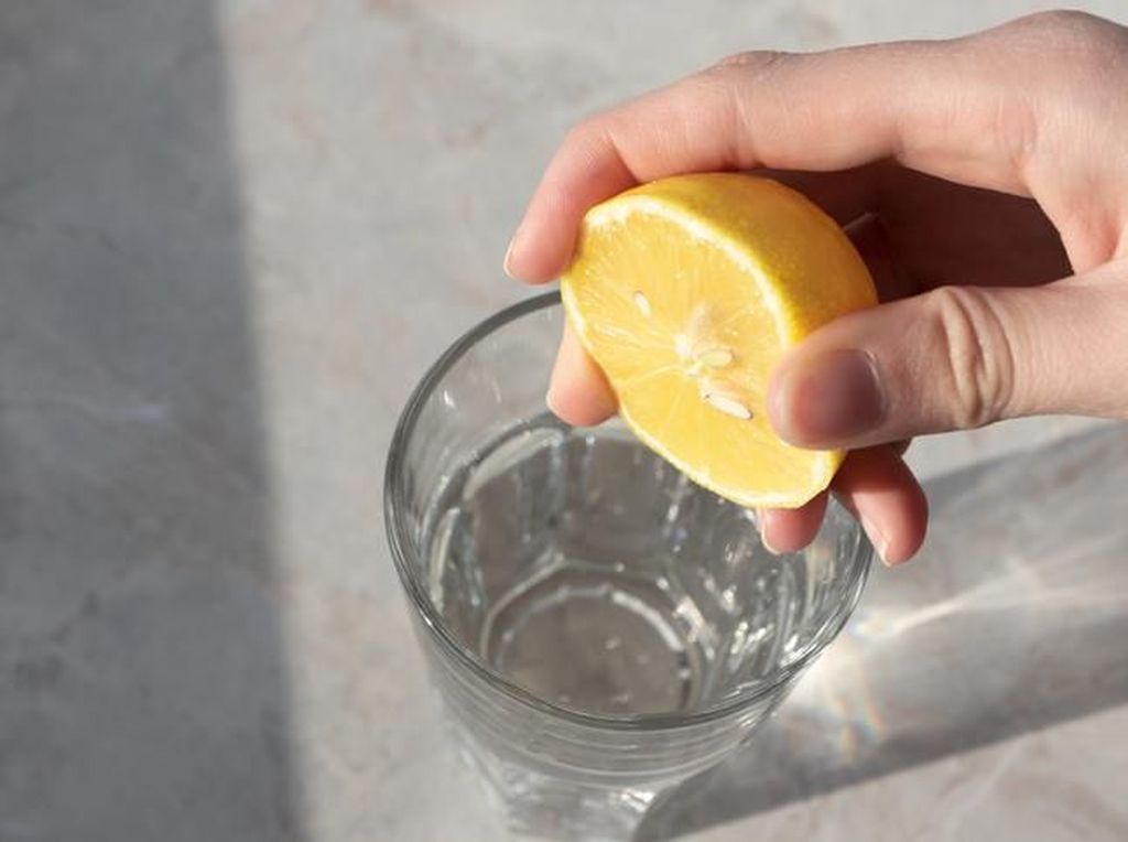 Ini 5 Manfaat Minum Air Lemon Setiap Hari