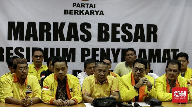 Ketua DPP  Partai Berkarya Badaruddin Andi Picunang bersama Presidium Penyelamat Partai Berkarya menyampaikan pernyataan tentang rencana MUNAS dipercepat untuk evaluasi total PARTAI BERKARYA dan dukungan ke pemerintahan Presiden Jokowi. Jakarta. Kamis (12/3/2020). CNN Indonesia/Andry Novelino