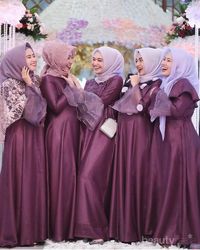 Tampil Cantik Dan Playful, Ini Inspirasi Bridesmaid Dress Warna Ungu