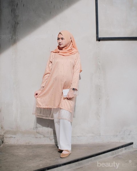 8 Inspirasi Gaya Hijab Warna Peach Untuk Tampil Manis Di Berbagai Acara