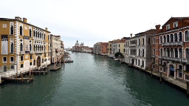 A picture shows the Venice Grand Canal totally empty in Venice on March 5, 2020. - Italy closed all schools and universities until March 15 to help combat the spread of the novel coronavirus crisis. The government decision was announced moments after health officials said the death toll from COVID-19 had jumped to 107 and the number of cases had passed 3,000. (Photo by ANDREA PATTARO / AFP)