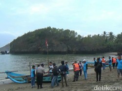 Nelayan Pacitan Hilang Terhempas Ombak Saat Cari Lobster