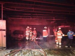 2 Mobil Warga Pulogadung Terbakar di Garasi, Damkar: Akibat Molotov