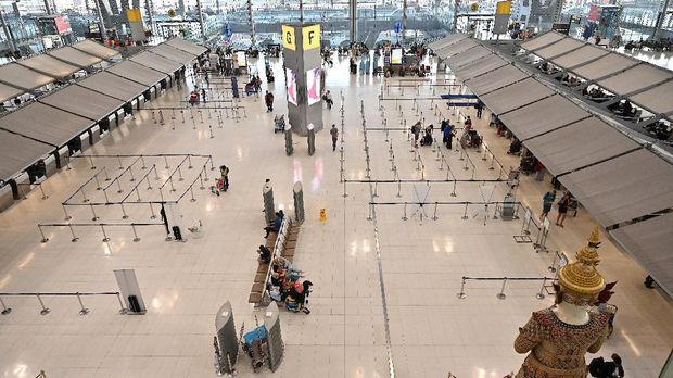 Virus Corona di Thailand A general view of the almost empty departure hall of Suvarnabhumi Airport in Bangkok on March 11, 2020, as visitor numbers have plummeted in the region over the spread of the COVID-19 coronavirus. (Photo by Mladen ANTONOV / AFP)