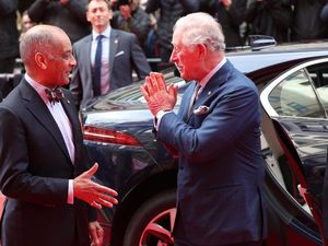 Momen Canggung Pangeran Charles, Lupa Tak Boleh Salaman Gegara Corona Momen Canggung Pangeran Charles, Lupa Tak Boleh Salaman Gegara Corona