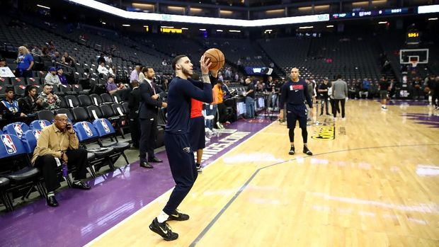 SACRAMENTO, CALIFORNIA - MARCH 11: Lonzo Ball #2 of the New Orleans Pelicans warms up before their game against the Sacramento Kings at Golden 1 Center on March 11, 2020 in Sacramento, California. NOTE TO USER: User expressly acknowledges and agrees that, by downloading and or using this photograph, User is consenting to the terms and conditions of the Getty Images License Agreement. Ezra Shaw/Getty Images/AFP