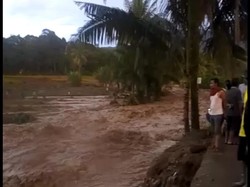 Banjir Bandang Terjang Sumbar, Puluhan Rumah Rusak-Jembatan Roboh