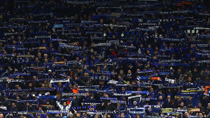 MILAN, ITALY - FEBRUARY 19:  The Atalanta BC fans show their support during the UEFA Champions League round of 16 first leg match between Atalanta and Valencia CF at San Siro Stadium on February 19, 2020 in Milan, Italy.  (Photo by Marco Luzzani/Getty Images)