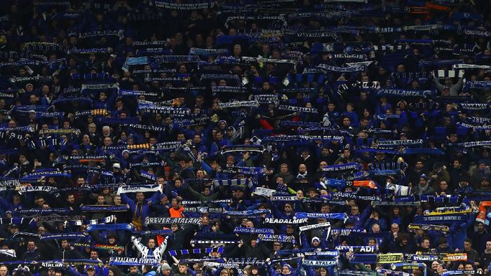 Atalanta MILAN, ITALY - FEBRUARY 19: The Atalanta BC fans show their support during the UEFA Champions League round of 16 first leg match between Atalanta and Valencia CF at San Siro Stadium on February 19, 2020 in Milan, Italy. (Photo by Marco Luzzani/Getty Images)