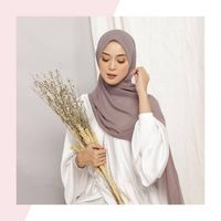 Bingung Pakai Pashmina Karena Licin? Yuk Kenakan Dengan Cara Ini