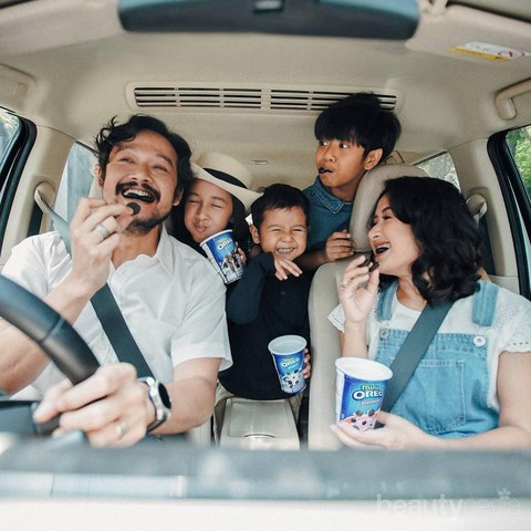 Gak Cuma Ganteng, 6 Aktor Pria Indonesia Ini Sosok Family Man Banget!