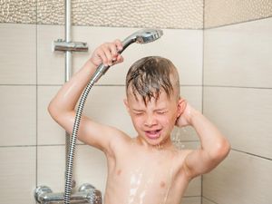 Anak Susah Mandi? Dear Emak, Coba Ikuti Cara Ini