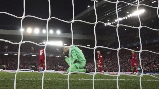 Adrian bikin blunder fatal bagi Liverpool. (