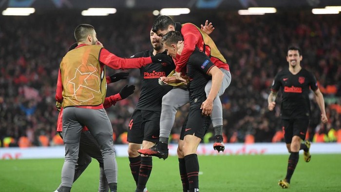 LIVERPOOL, ENGLAND - MARCH 11: Marcos Llorente of Atletico Madrid celebrates with his team mates after scoring his teams first goal during the UEFA Champions League round of 16 second leg match between Liverpool FC and Atletico Madrid at Anfield on March 11, 2020 in Liverpool, United Kingdom.  (Photo by Laurence Griffiths/Getty Images)