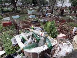 Kuburan di Depok Jadi Tempat Dangdutan, Bekas Botol Minuman Bertumpuk